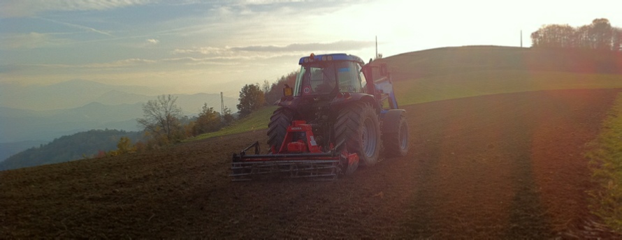 trattore al lavoro sul nostro campo di grano Langut